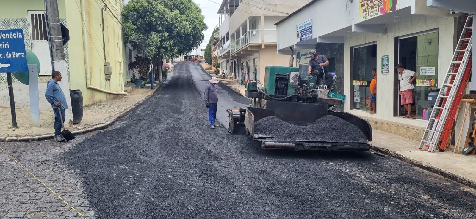 Imagem da notícia: Mais 13 ruas do centro da cidade recebem pavimentação asfáltica