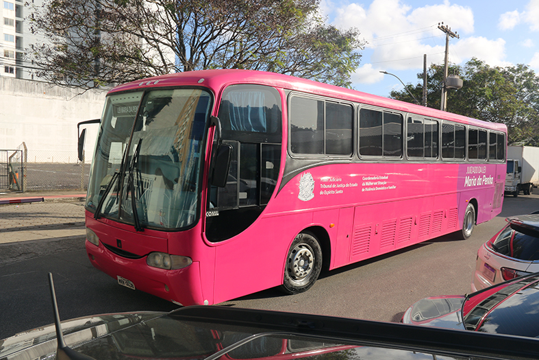 Ônibus Rosa da Lei Maria da Penha atende no município nesta terça-feira (28)