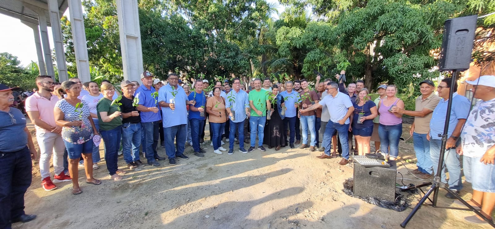 Imagem da notícia: Projeto Arranjos Produtivos distribui mudas de cacau e maracujá para agricultores familiares do município