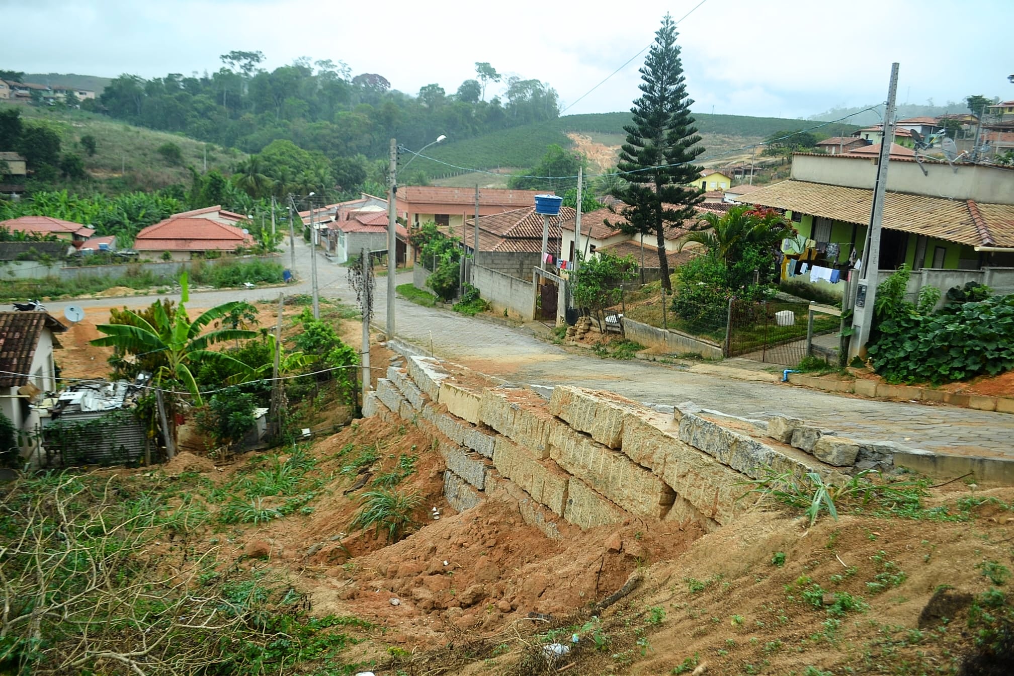 Muro na Rua Projetada no bairro Nova Munique para conter o desabamento provocado pelas águas da chuva